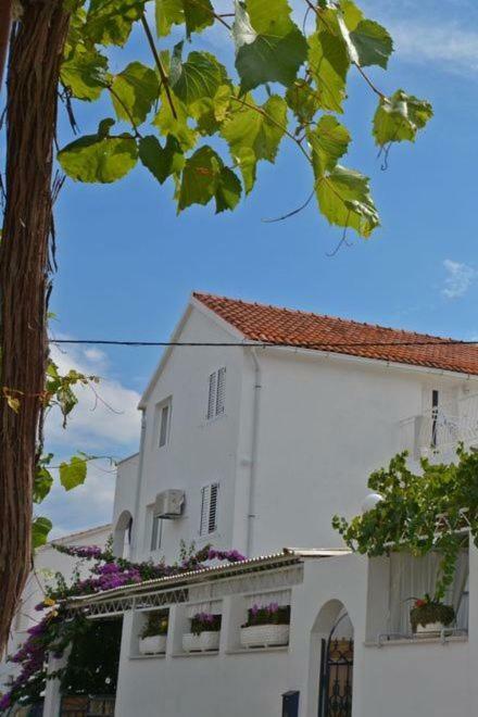 Sunce - Cozy Base To And Explore Island Brac Free Parking Apartment Supetar